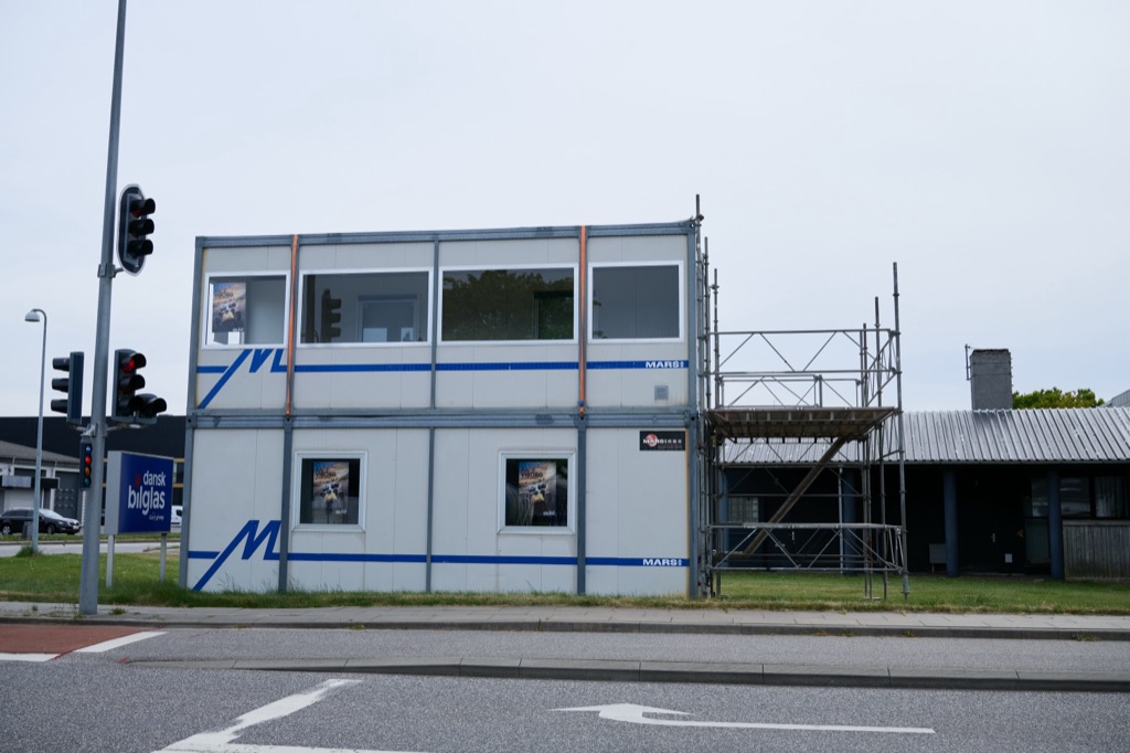 På hjørnet af Fabriksvej og Vognmagervej er dommertårnet til Classic Race Viborg på plads.
(Foto: Classic Race Viborg Medieteam)